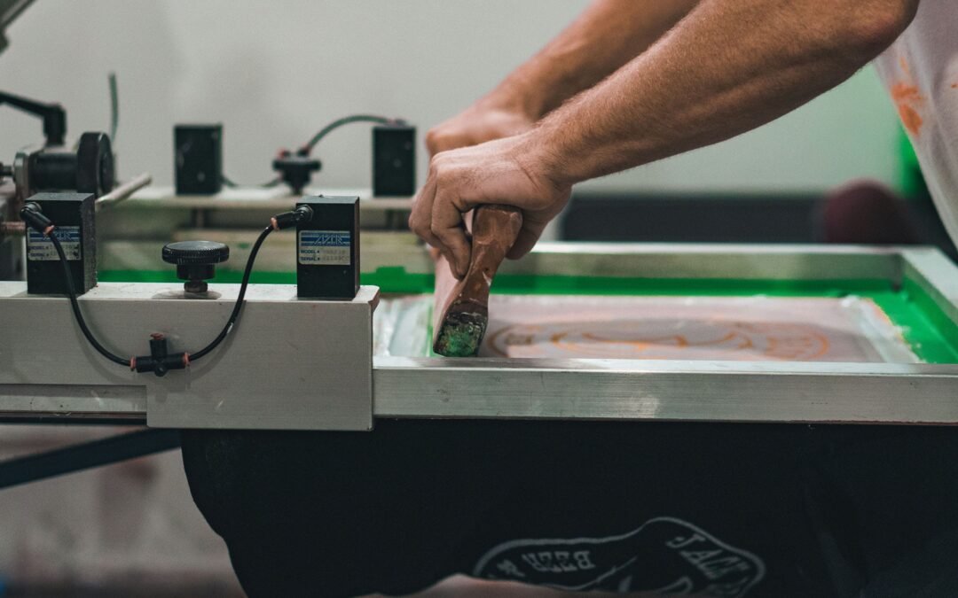 Stampa serigrafica: cos’è e come funziona la tecnica